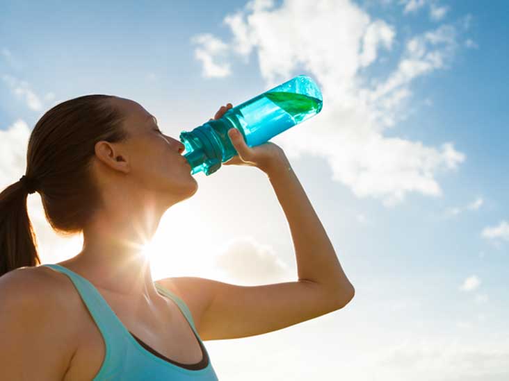 Uống nhiều nước không những giúp thanh lọc cơ thể mà còn hỗ trợ giảm cân cực tốt
